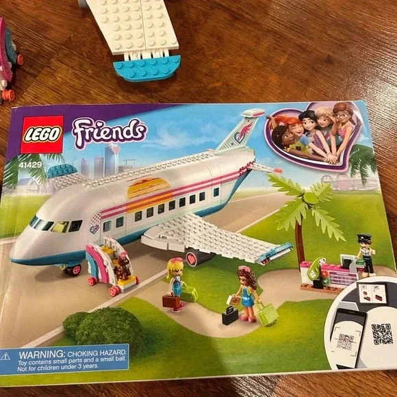 Lego Friends Heartlake City Airplane 41429 - Picture 2 of 8